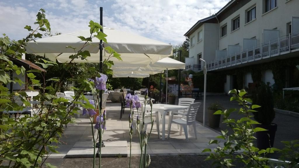 Méréville Logis Hotel Maison Carree Restaurant O Carre Dart מראה חיצוני תמונה