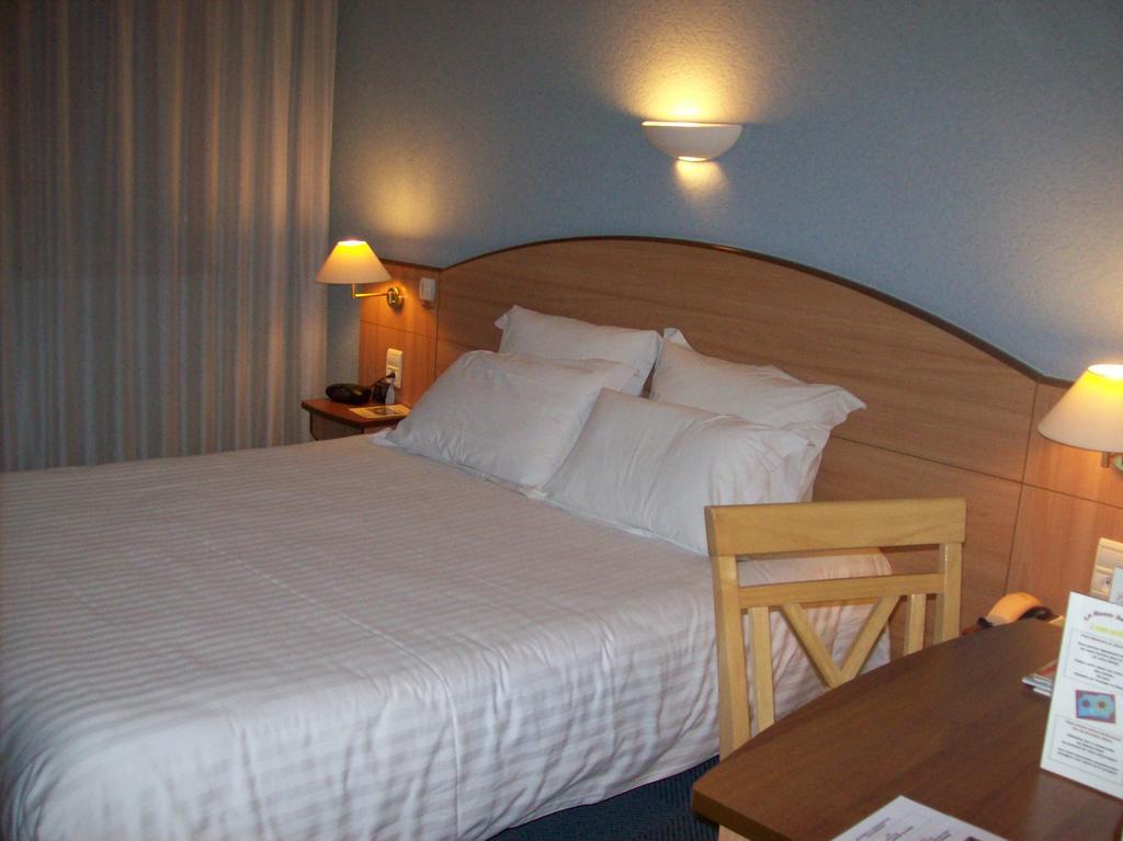 Méréville Logis Hotel Maison Carree Restaurant O Carre Dart חדר תמונה