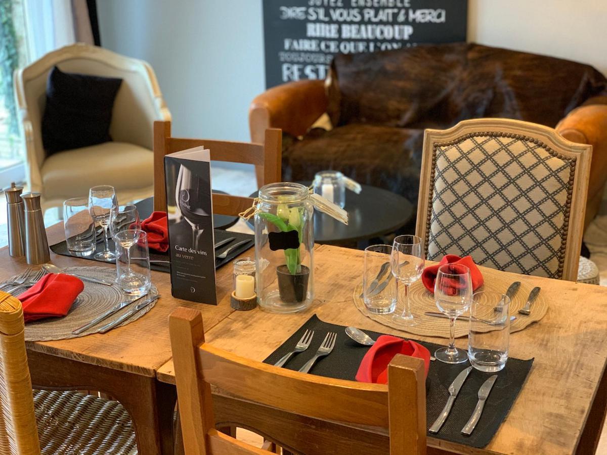 Méréville Logis Hotel Maison Carree Restaurant O Carre Dart מראה חיצוני תמונה