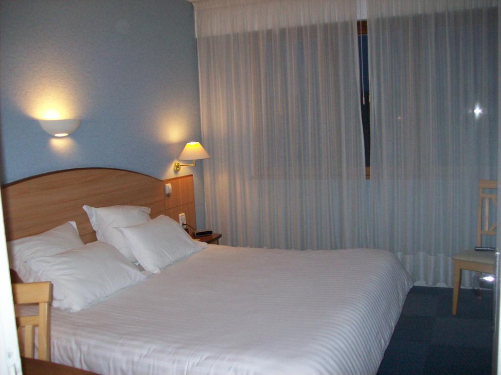 Méréville Logis Hotel Maison Carree Restaurant O Carre Dart מראה חיצוני תמונה
