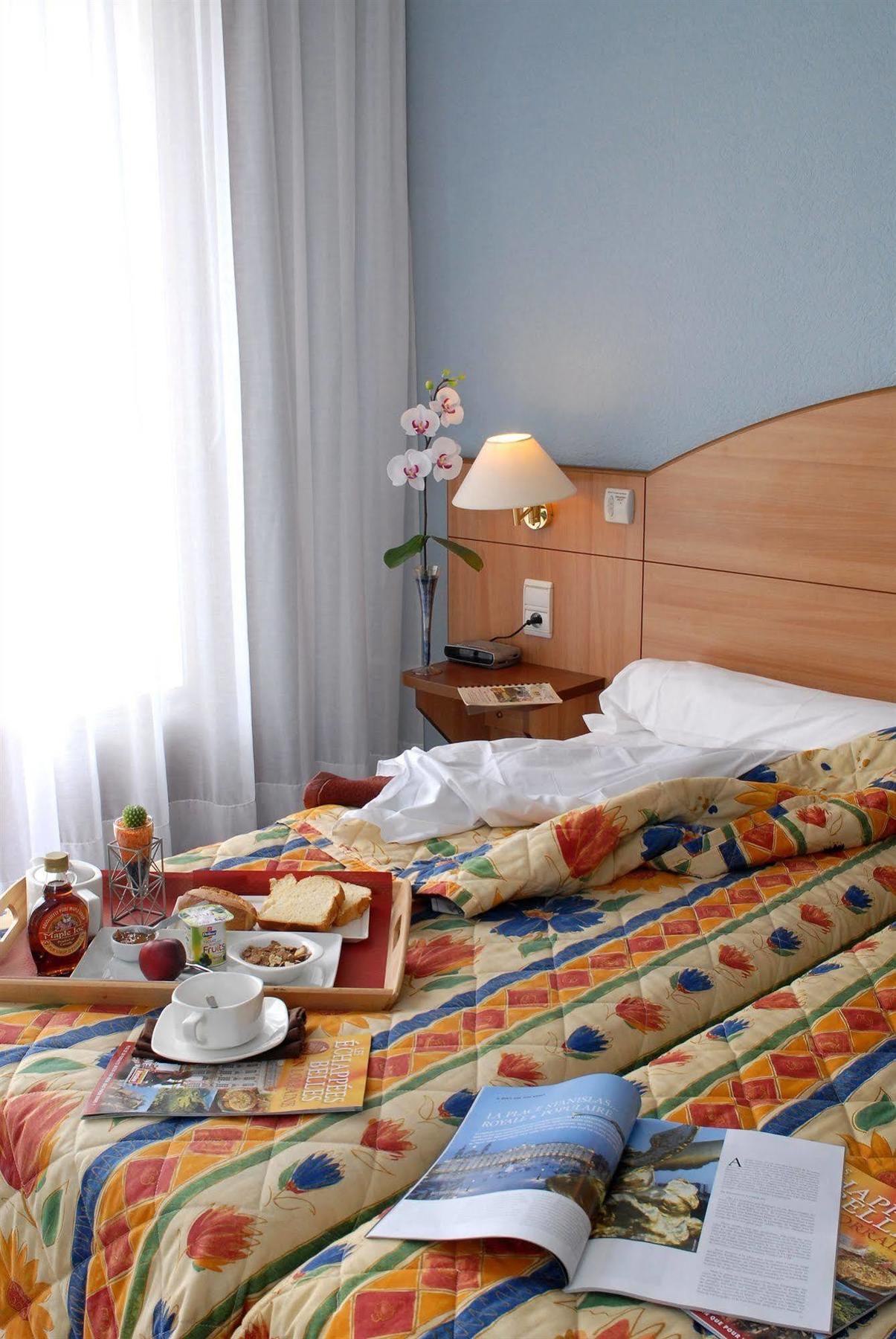Méréville Logis Hotel Maison Carree Restaurant O Carre Dart מראה חיצוני תמונה