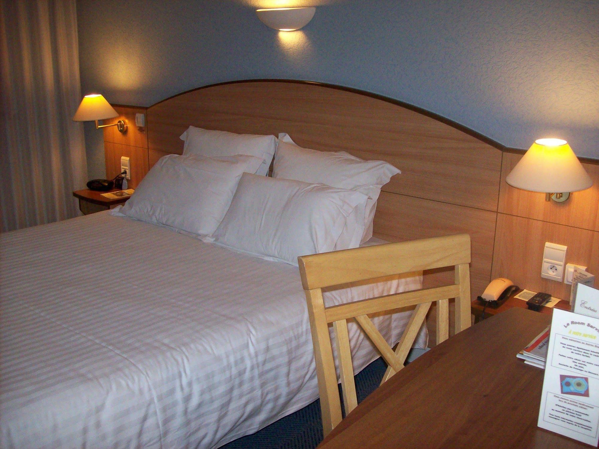 Méréville Logis Hotel Maison Carree Restaurant O Carre Dart מראה חיצוני תמונה