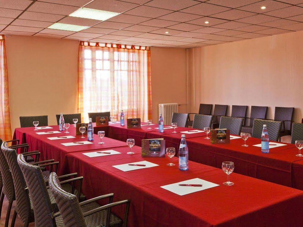 Méréville Logis Hotel Maison Carree Restaurant O Carre Dart מראה חיצוני תמונה